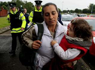 racismo_irlanda Familias rumanas escoltadas por la policia