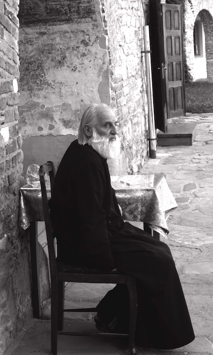 Pope en un monasterio moldavo. Los monasterios de Maramures y Moldavia rumana son uno de los atractivos culturales más conocidos de Rumanía. ©Iñigo Pedrueza.