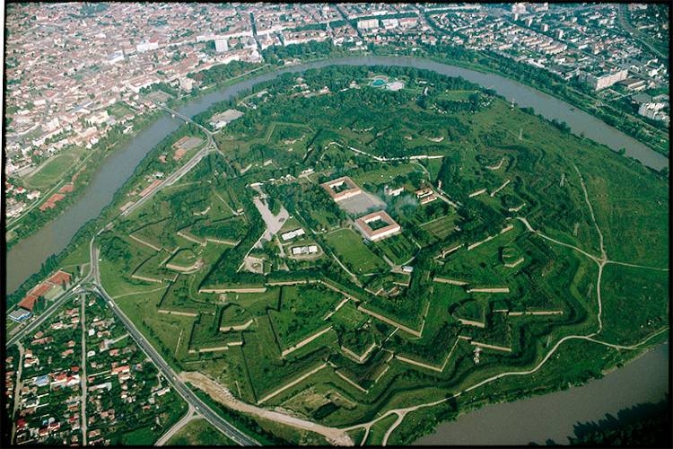 Ciudadela de Arad, con su plano defensivo en estrella típico del siglo XVIII