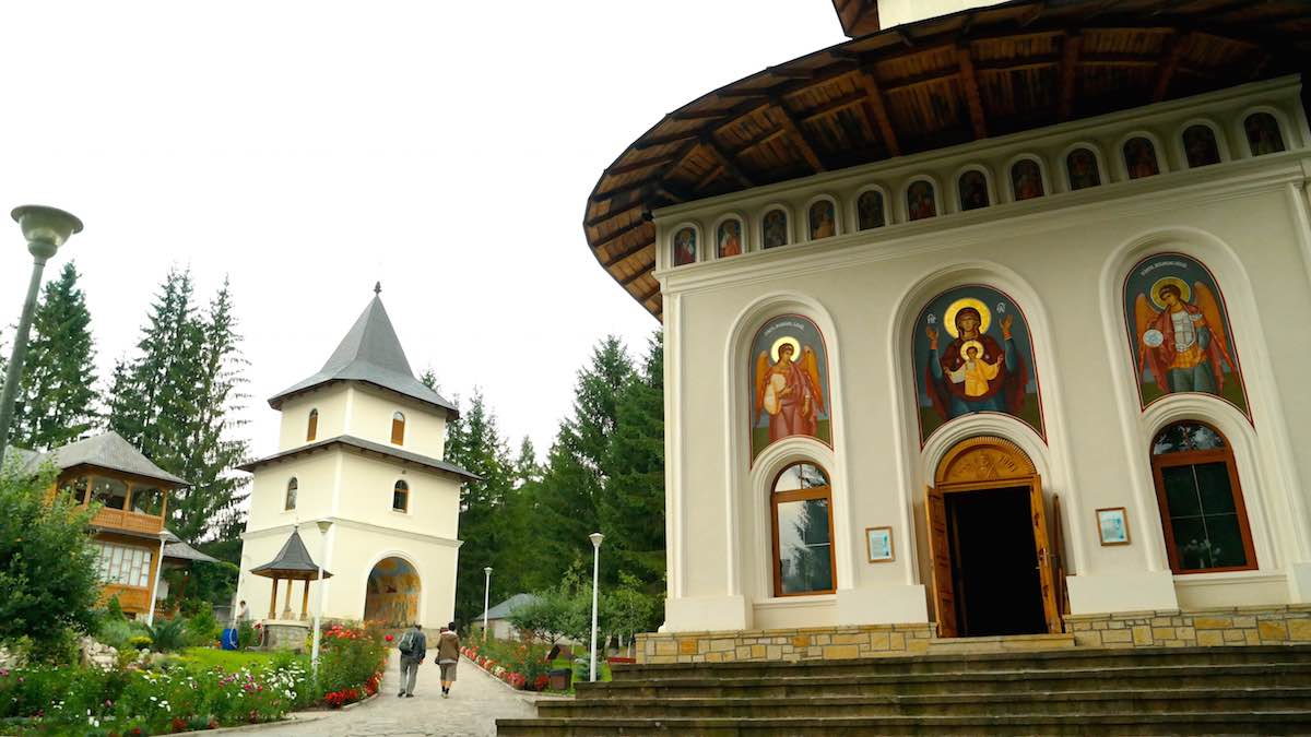 Monasterio de Surau, al píe del Monte Ceahlau y su Parque Nacional. ©Iñigo Pedrueza