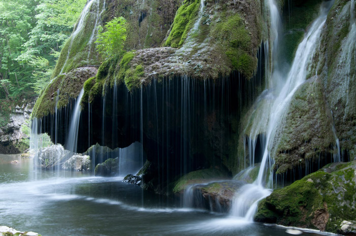 El agua cayendo por la cascada de Bigar