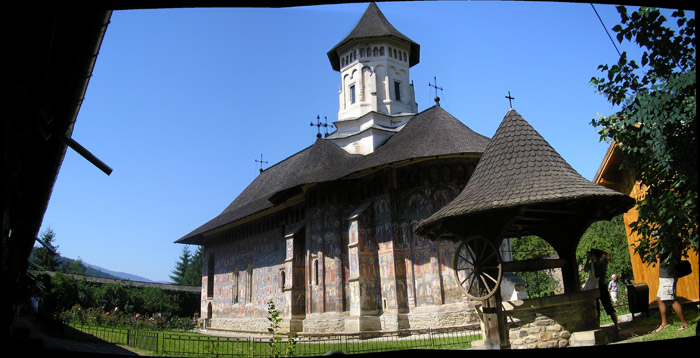 La iglesia del monasterio de Moldovita con los frescos externos