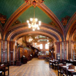 Interior del restaurante Caru Cu Biere en Bucarest