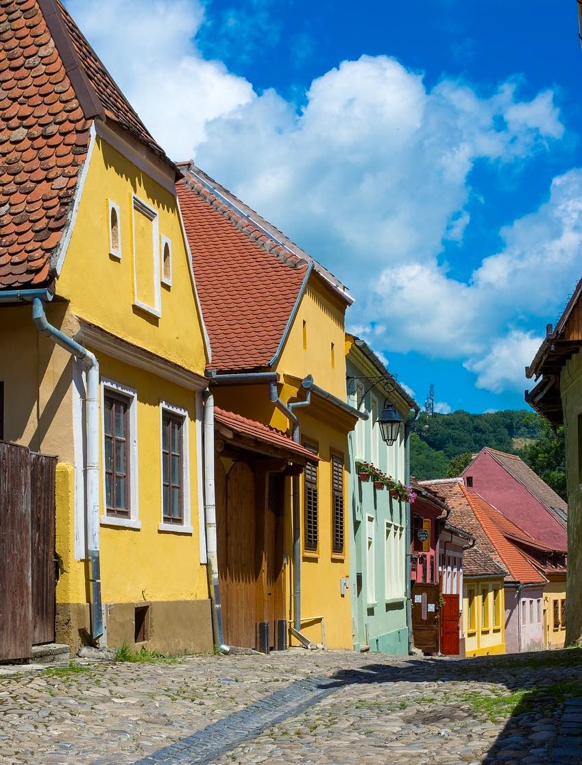 Callejuelas del centro de Sighisoara. Como en buena parte de Europa central, las casas se pintan de colores vivos.