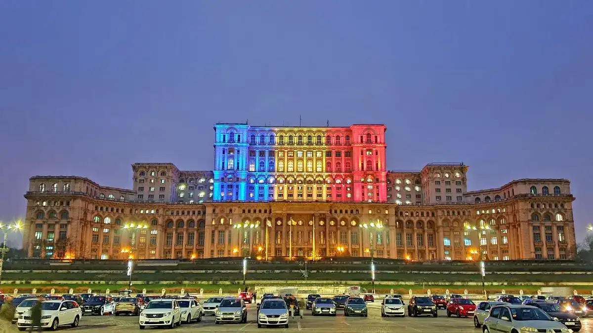 El Palacio del Parlamento iluminado con los colores de la bandera de Rumanía
